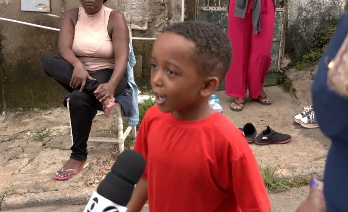 Menino de 6 anos é resgatado com vida após soterramento em Juiz de Fora